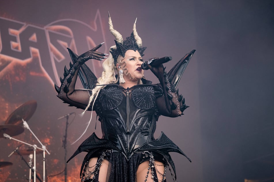 Eine der Bands und vor allem für Bernhard Hoëcker (55) ein Highlight: Noora Louhimo (36), Frontfrau von "Battle Beast".
