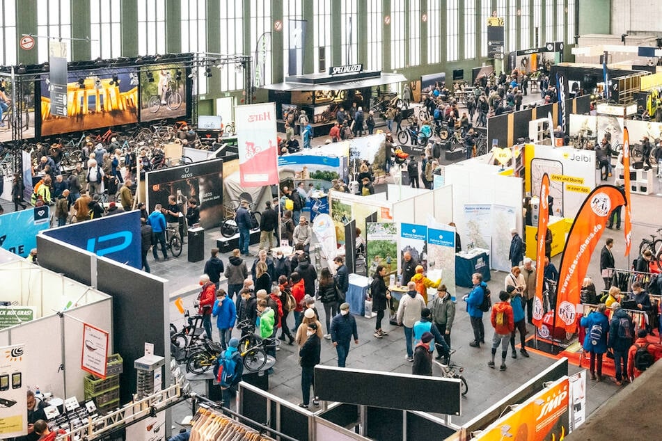 Auf dem Vorfeld des Flughafens und im Hangar 5 gibt's beim Festival viele Shows und Ausstellungen.