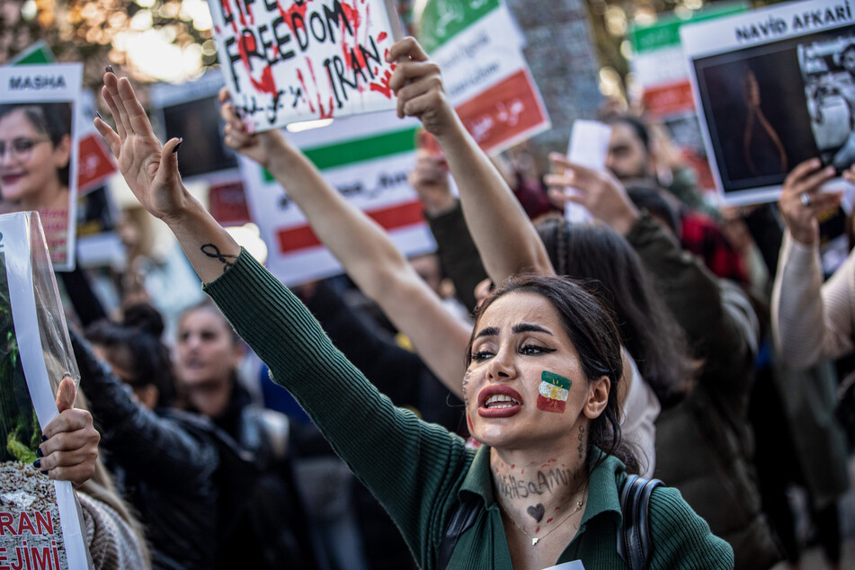 Seit dem Tod der 22 Jahre alten iranischen Kurdin Mahsa Amini demonstrieren weltweit Tausende gegen den repressiven Kurs der Regierung.