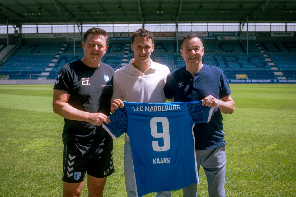 FCM-Neuzugang Martijn Kaars (25, M.) mit FCM-Sportchef Otmar Schork (66, r.) und FCM-Cheftrainer Christian Titz (53).