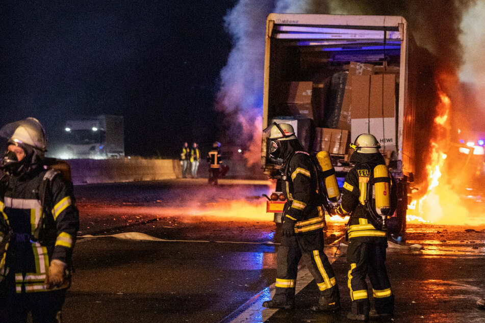Ein 30-jähriger Lkw-Fahrer wurde in seinem Laster eingeschlossen und verbrannte.