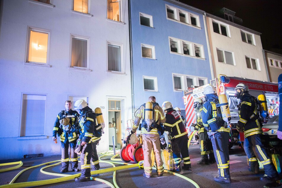 Feuerwehrleute haben acht Bewohner aus dem brennenden Haus in Köln-Nippes gerettet.