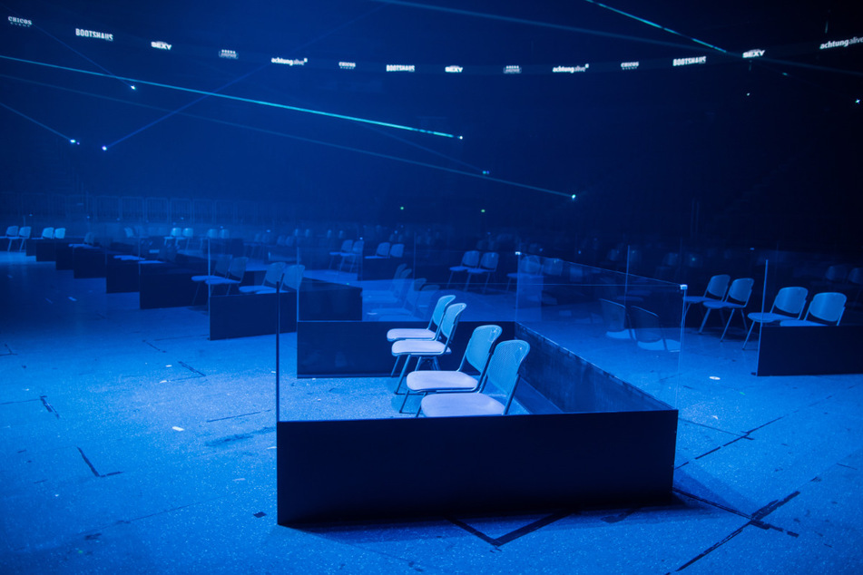 Boxen aus Plexiglas stehen in der Lanxess-Arena in Köln. Hier wird ein neues Konzept vorgestellt, das Konzerte, Comedy und Kultur vor einem Livepublikum in der Lanxess-Arena ermöglichen soll - trotz der Pandemie. Schon am Samstag soll das erste Konzert mit Popsänger Wincent Weiss stattfinden.