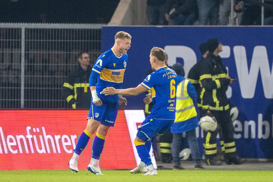 Abgefälscht geht der Ball an Lok-Keeper Andreas Naumann (rotes Trikot) vorbei ins Tor.