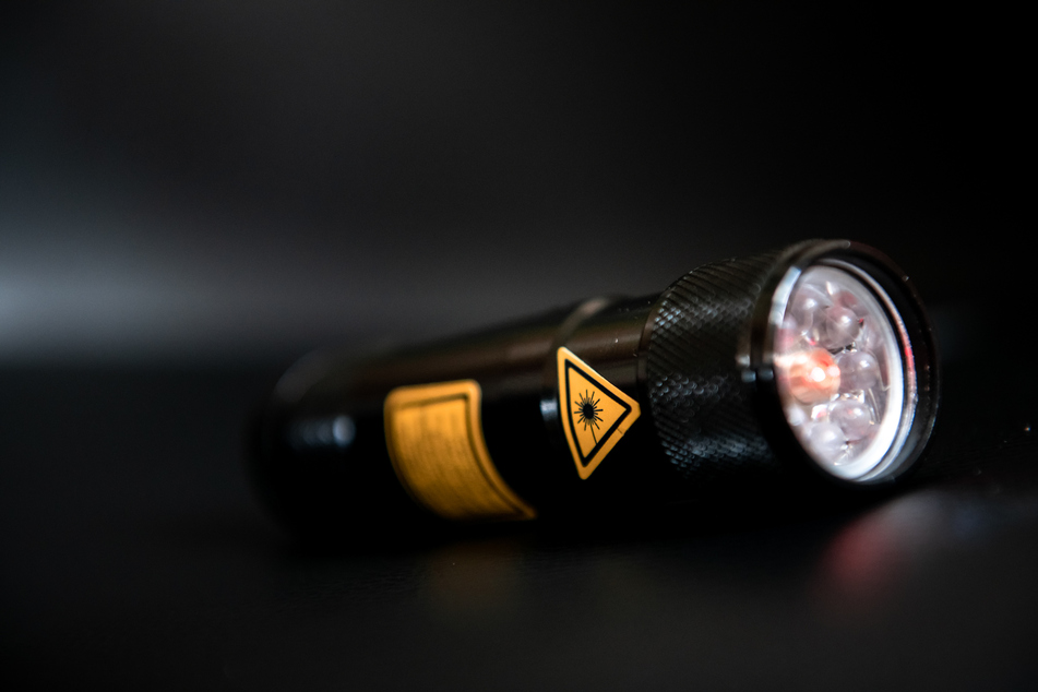 Mann blendet Autofahrer und Festival-Besucher mit Laserpointer