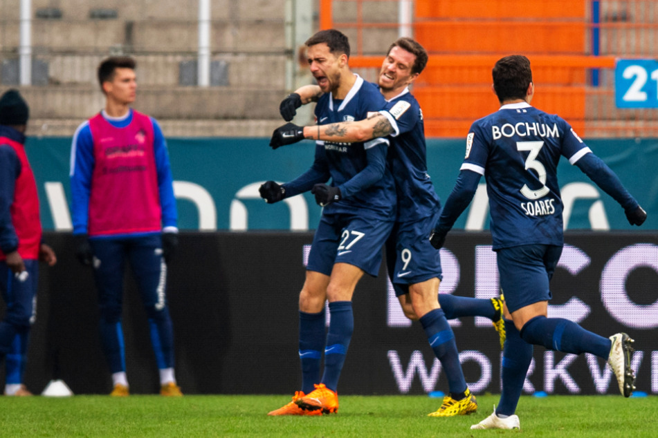 Milos Pantovic (24, l.) wird nach seinem Tor zum 2:1 gegen Darmstadt von Torjäger Simon Zoller (29, M.) umarmt. Auch Danilo Soares (29) kommt zum Jubeln angerannt.