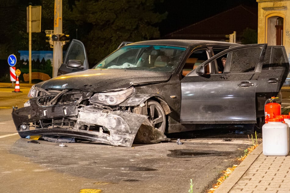 Der BMW war gegen eine Hauswand gekracht. Nach dem Unfall war der Fahrer nicht mehr vor Ort.