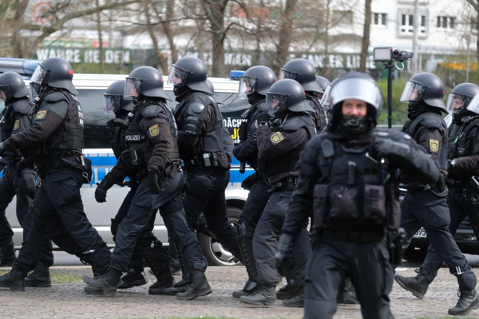 Polizisten bei einer Demo in Leipzig im April 2022. Angesichts der Tag-X-Demo sowie weiterer Großveranstaltungen innerhalb der Messestadt erwartet Leipzigs Polizeidirektion fürs Wochenende den größten Einsatz der vergangenen zwei Jahre.