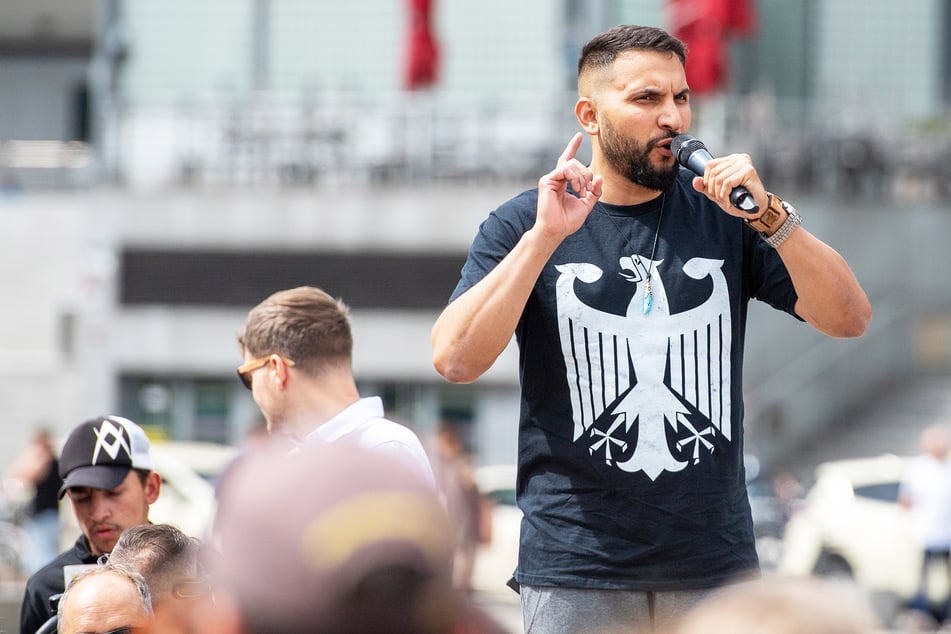 Attila Hildmann (39) während einer Demonstration gegen Corona-Einschränkungen auf dem Washingtonplatz.