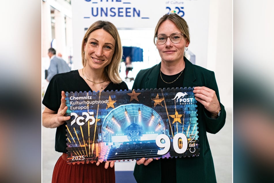 Nicole Keßler (l.) und Ricarda Marx von PostModern präsentierten das Motiv der neuen Sonderbriefmarke "Chemnitz 2025".