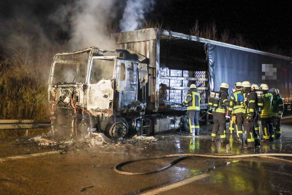 Unfall A8: Lastwagen mit Red-Bull-Ladung geht auf A8 in Flammen auf!