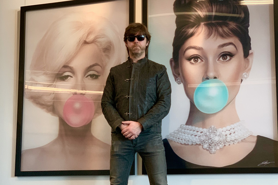 Der Maler Michael Möbius (55, Instragram @moebiusart) vor seinen fotorealistischen Bubble-Porträts der Filmikonen Marilyn Monroe und Andrey Hepburn.