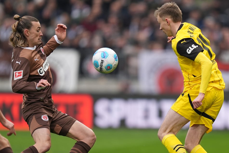 Der Australier (l) versucht auf dem Platz voranzugehen.