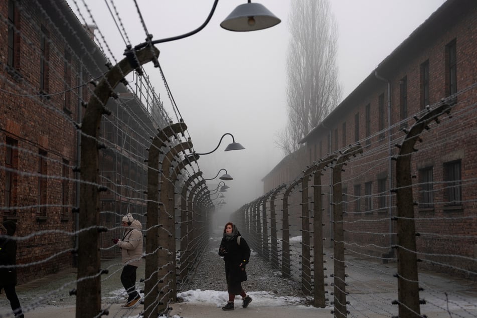 Rund 460 Holocaust-Objekte aus einer gestoppten Auktion in Neuss wurden an die Stiftung des ehemaligen Konzentrationslagers Auschwitz-Birkenau übertragen.