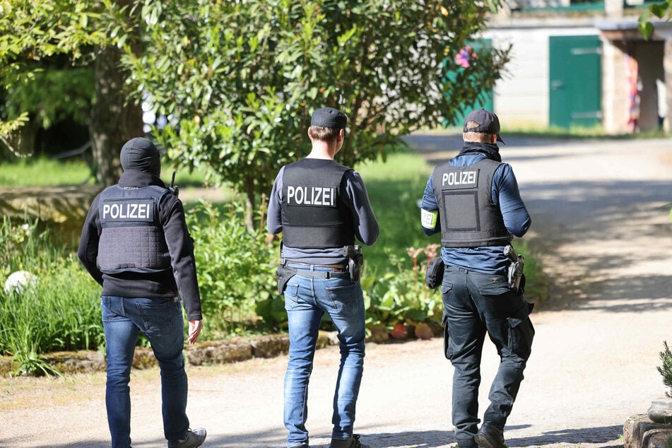 Beamte am Durchsuchungsort in Dresden.
