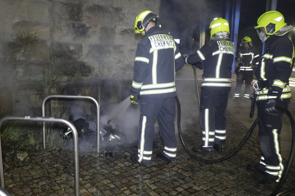 Chemnitz: War es Brandstiftung? Wieder Mülltonnenbrand in Chemnitz