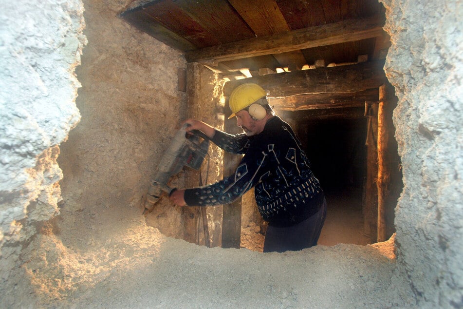 Selbst im neuen Bergwerk muss der Bergmann nicht nur mit Elektrohammer, sondern auch mit der Spitzhacke arbeiten.