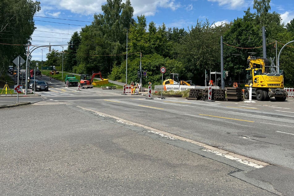 Die Wolgograder Allee wird an der Gleisüberfahrt "Hutholz" in Höhe Ernst-Wabra-Straße voll gesperrt.