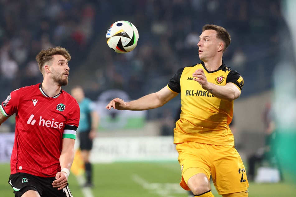 Robin Meißner (26, r.) wird sich das Dynamo-Trikot künftig nicht erneut überstreifen. Er bleibt nach dem Aufstieg beim VfL Osnabrück.