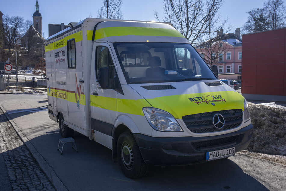 Im mobilen Testmobil können sich Pendler vor Ort testen lassen.