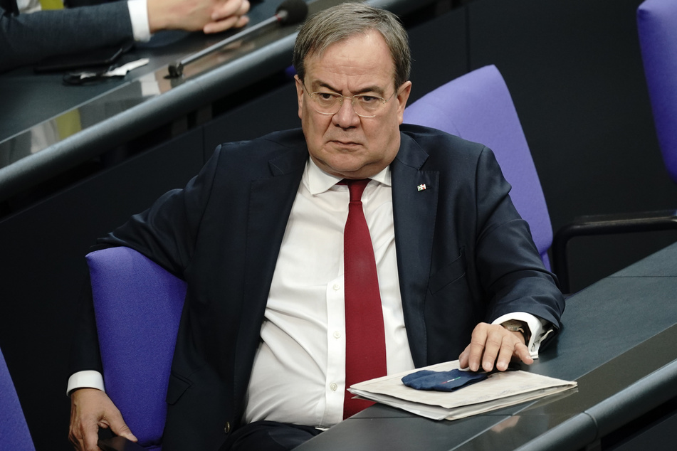 Ministerpräsident Armin Laschet (59, CDU) hat vor der Schaltkonferenz mit Kanzlerin Angela Merkel (CDU) und den Ländern als Bedingung für die Zustimmung Nordrhein-Westfalens neue Wirtschaftshilfen des Bundes genannt.