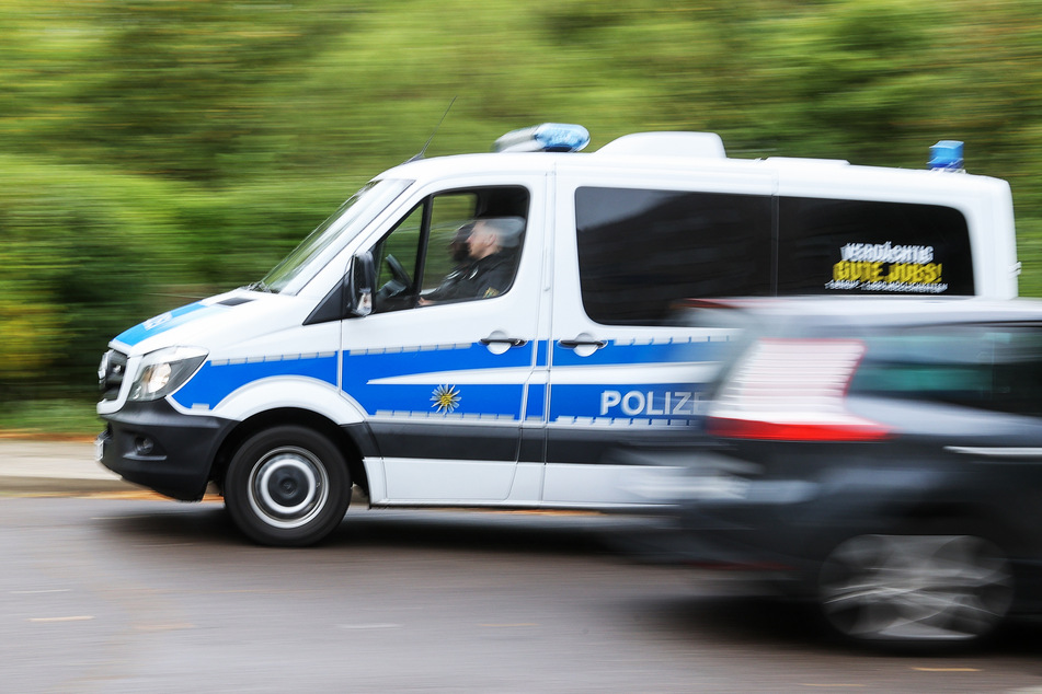 Ein Polizeifahrzeug eilt zu einem Einsatzort (Symbolbild).