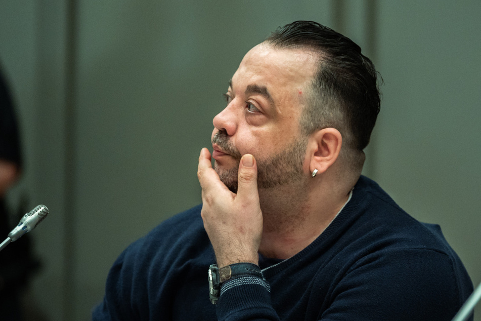 Der wegen Mordes an 100 Patienten an den Kliniken in Delmenhorst und Oldenburg angeklagte Niels Högel (44) sitzt im Gerichtssaal.