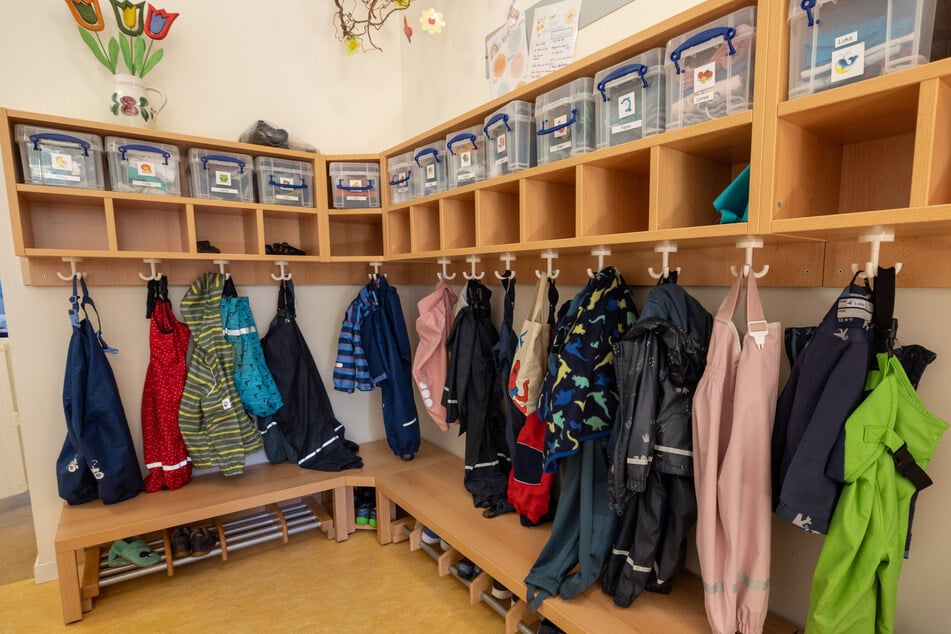 Eltern müssen ab September für die Betreuung ihrer Kinder in Kitas erneut tiefer in die Taschen greifen.
