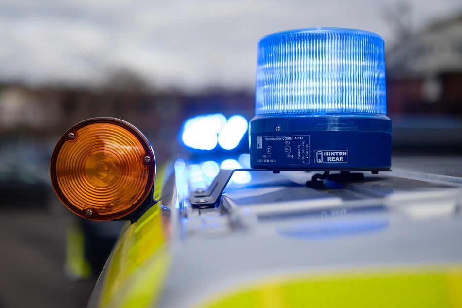 Die Polizei sucht nach dem flüchtigen Lkw-Fahrer. (Symbolfoto)