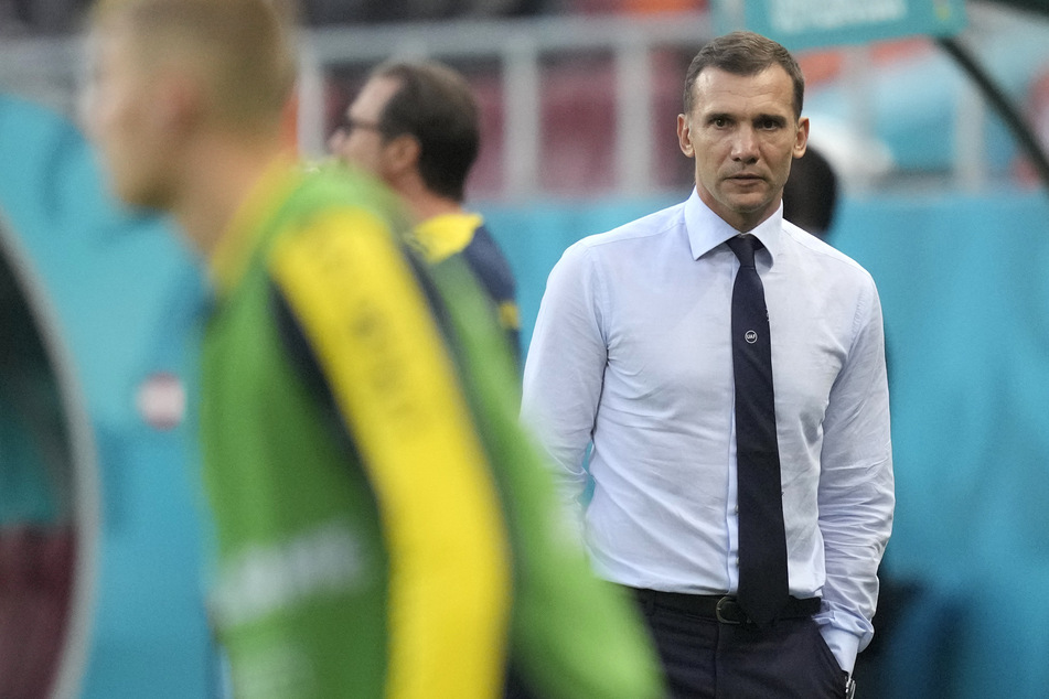 Die Ukraine um Trainer Andriy Shevchenko (r.) braucht Schützenhilfe und muss um das Achtelfinale bangen.