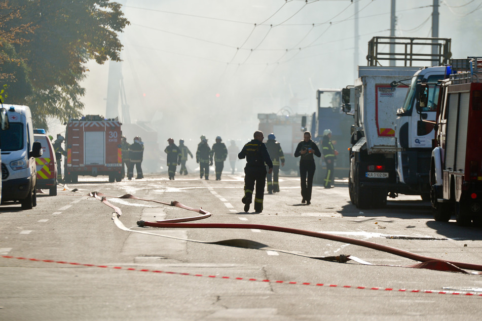 Rettungskräfte sind Mitte Oktober nach einem russischen Drohnenangriff im Stadtzentrum von Kiew im Einsatz.