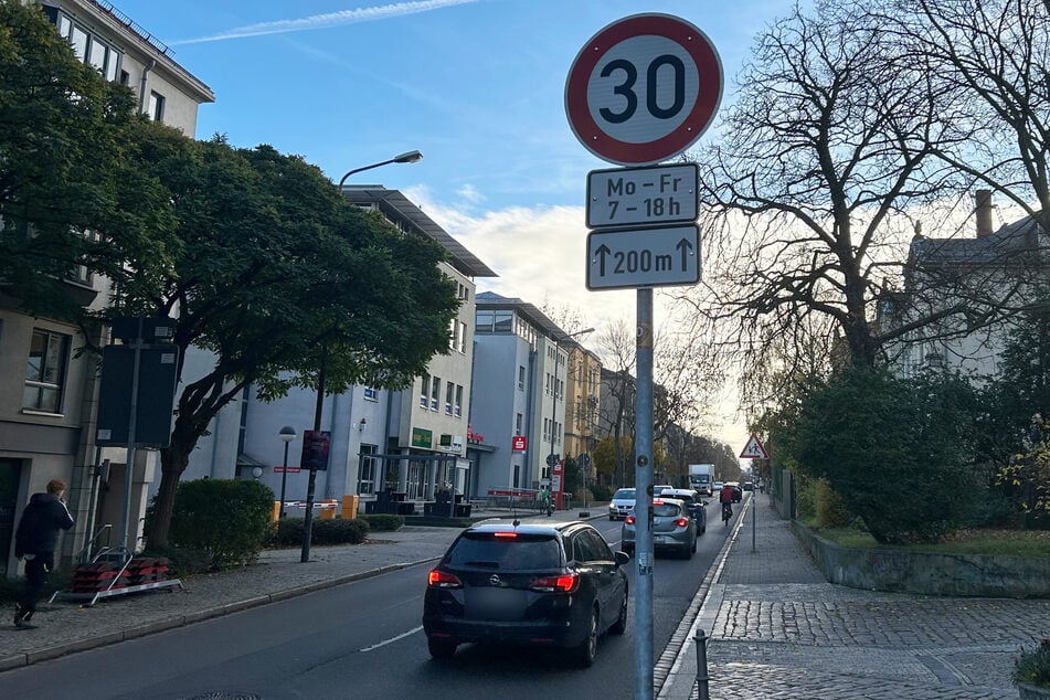 Tempo 30 ist zwischen 7 und 18 Uhr angesagt. Wegen geparkter Autos muss für den Gegenverkehr ab und zu ausgewichen werden.
