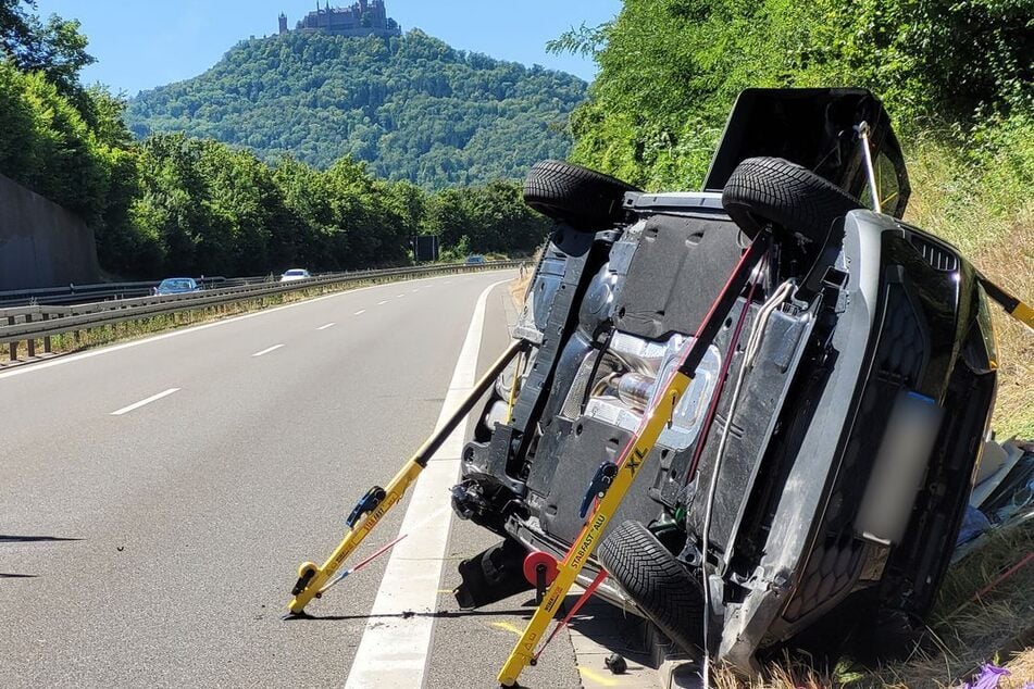 Das Auto hat sich überschlagen. Thomas Bareiß wurde aus dem Wagen gerettet.