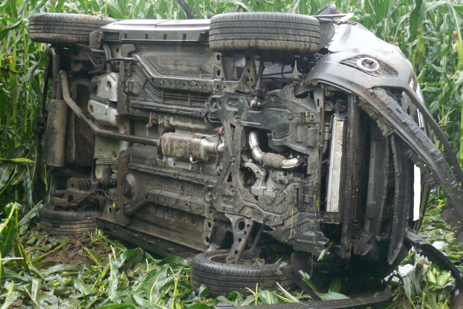 Unfall in Klötze: Autofahrer (61) nach heftigem Crash gegen Baum schwer verletzt