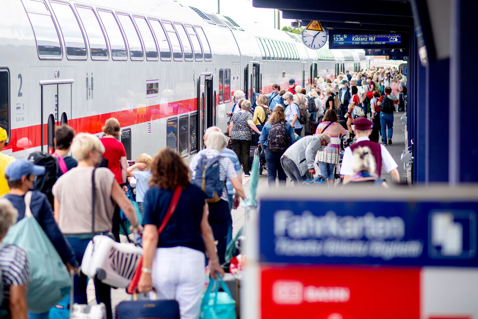 Volle Züge, mächtig Begängnis an den Bahnhöfen: Das 9-Euro-Ticket hat auch in Sachsen-Anhalt dazu geführt, dass viel mehr Menschen auf die Bahn umsteigen.