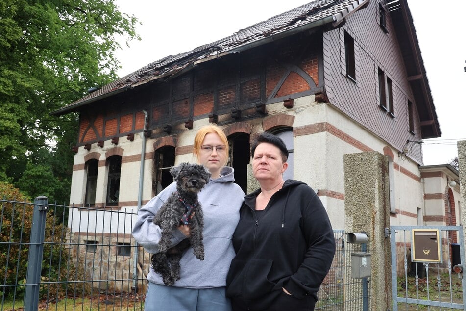 Lee-Ann (18), Mutter Ines S. (47) und Hündchen Eddy verloren in den Flammen alles.