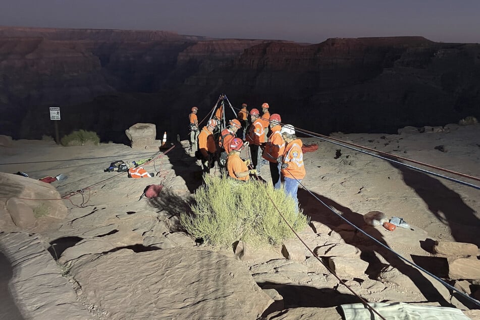 Bis Einbruch der Dunkelheit waren die Rettungskräfte mit der Bergung des Mannes beschäftigt.