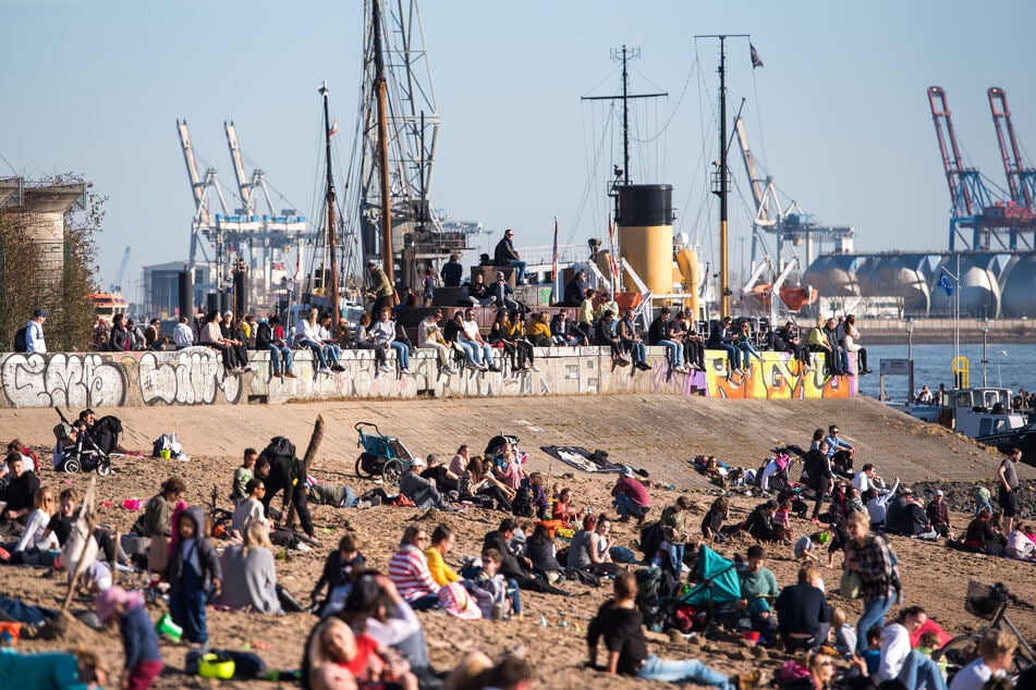 Zahlreiche Menschen genossen am Sonntag am Strand an der Elbe in Hamburg die Sonne.