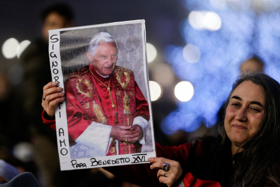 Bereits vor Beginn der öffentlichen Trauermesse versammelten sich Gläubige, um den emeritierte Pontifex zu würdigen.