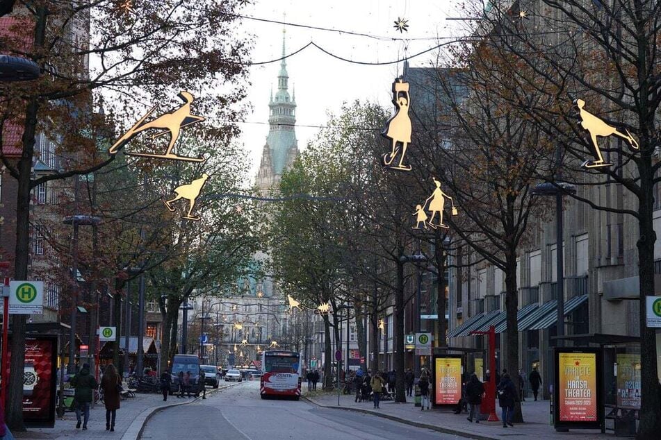 Direkt in der Mönckebergstraße liegt der Weihnachtsmarkt an der St. Petri Kirche. (Archivfoto)