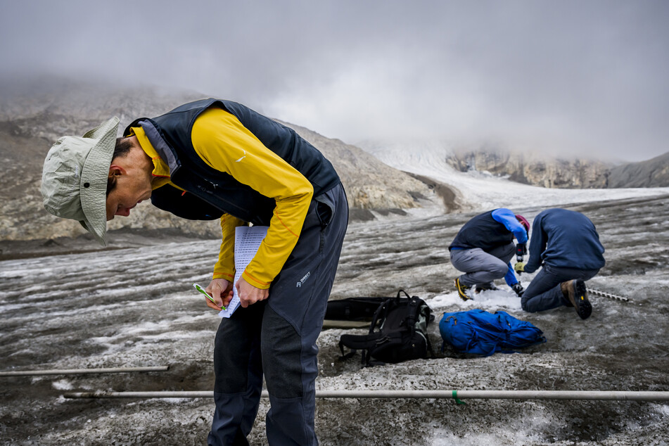 Der Griesgletscher ist derzeit einer der am schnellsten schmelzenden Gletscher der Schweiz. Am 18. September 2021 setzte der Glaziologe Matthias Huss (l.) eine 6,5 Meter hohe Bake in ein 7 Meter großes Loch ein. Ein Jahr später maß er eine Schmelze von 6,60 Metern auf der Gletscherzunge.