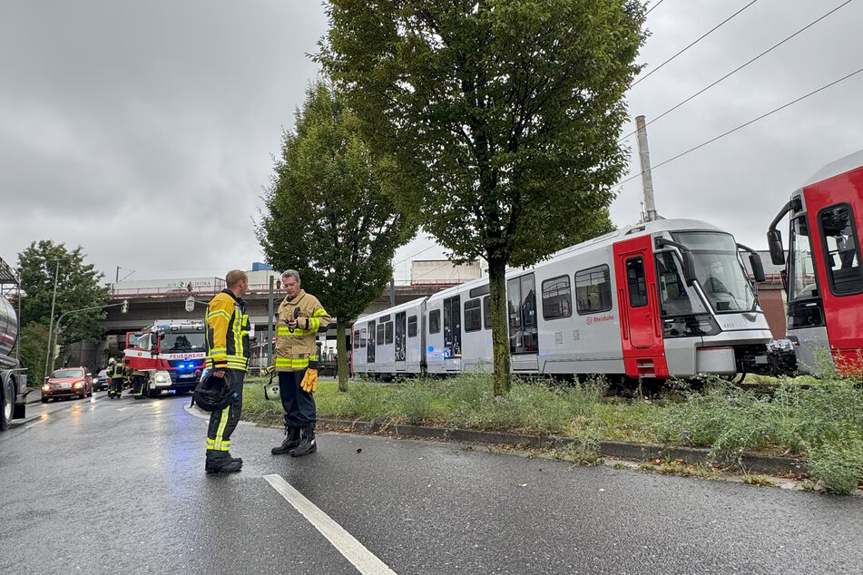Bei dem Unfall in Neuss wurden zwei Menschen verletzt. Rettungskräfte brachten sie in eine Klinik.