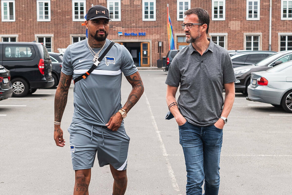 Kevin-Prince Boateng (34, l.) und Fredi Bobic (49) vor der Geschäftsstelle von Hertha BSC. Kann der Hertha-Manager auch Jerome nach Berlin locken?