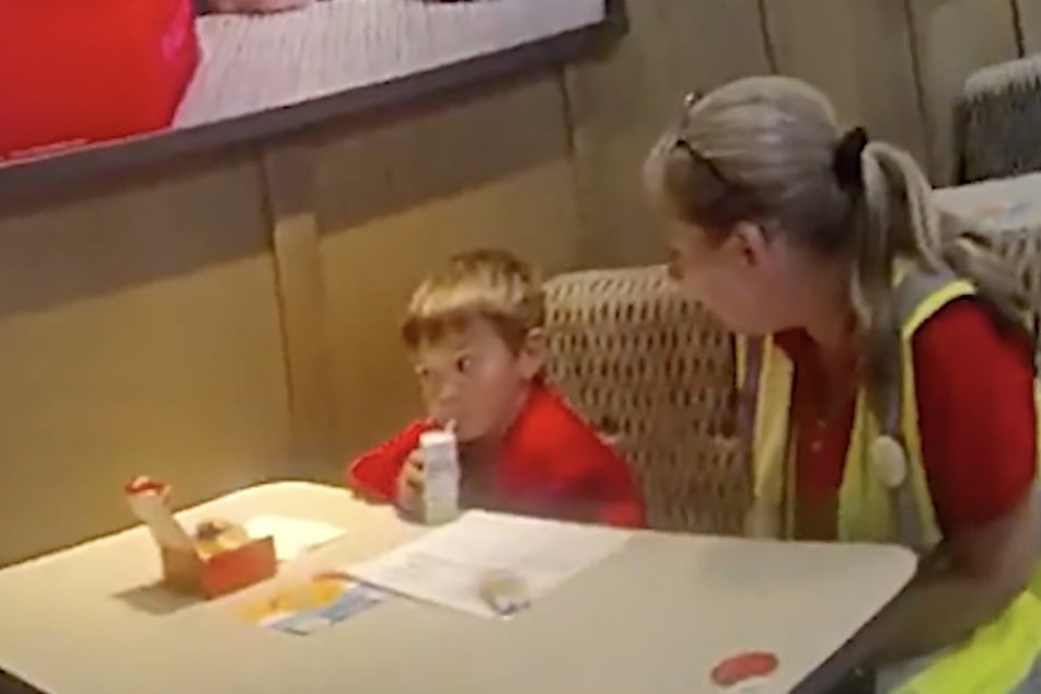 Der fünfjährige William hatte eines Morgens so große Lust auf einen Snack der Fast-Food-Kette Chick-fil-A, dass er kurzerhand selbst losging.