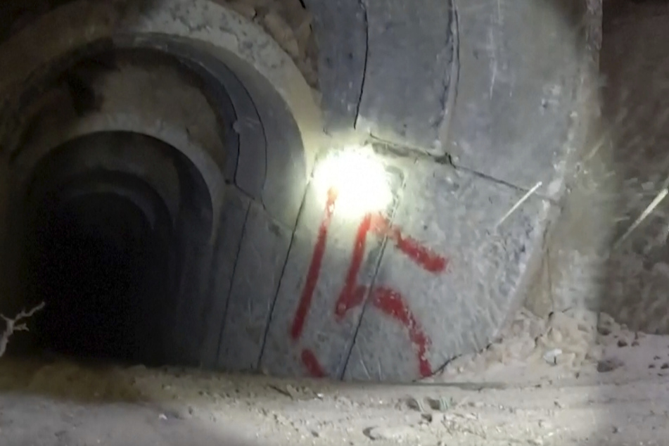 Dieses Bild aus einem vom israelischen Militär veröffentlichten Video zeigt Bodycam-Aufnahmen aus dem Inneren eines Tunnels.