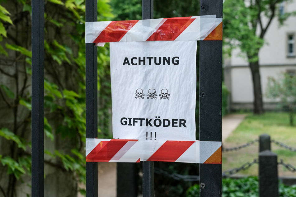 Ein Zettel mit der Aufschrift "Achtung Giftköder".