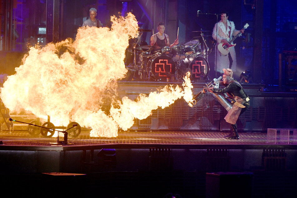 Rammstein-Frontmann Till Lindemann (59) hantierte unter anderem mit einem Flammenwerfer auf der Bühne.