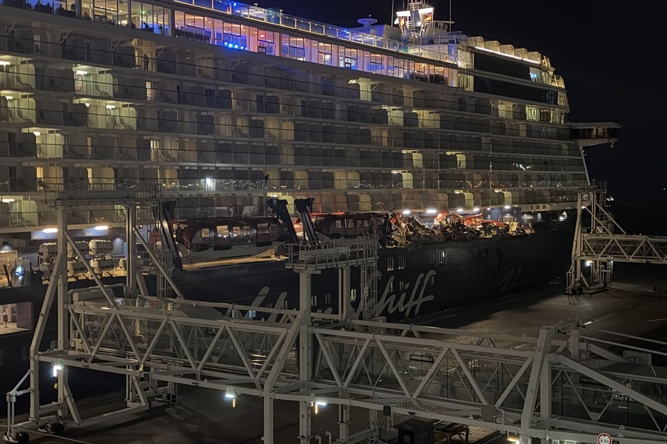 Das Kreuzfahrtschiff "Mein Schiff 3" ist in Bremerhaven mit einem Containerschiff kollidiert.