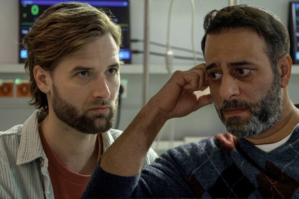 Bei Simon (Thore Lüthje, 33) und Mo (Yunus Cumartpay, 47) wachsen die Zweifel und Ängste vor der Nierentransplantation.