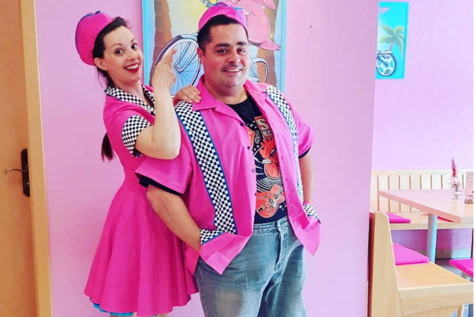 Ganz in Pink: Totti Alexis (40) mit seiner Frau Charlotte (37) im Eiscafé "Rolling Flamingo".